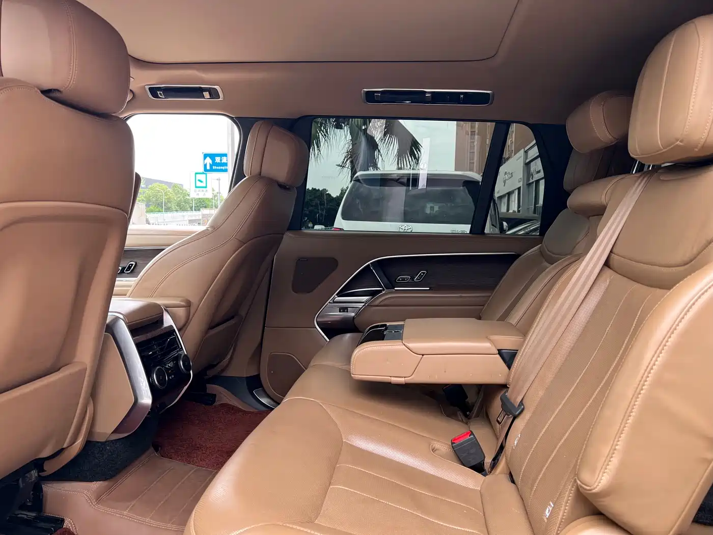Land Rover Range Rover 2023 3.0 L6 400PS Golden Age 7-Seater Long Wheelbase фото 8