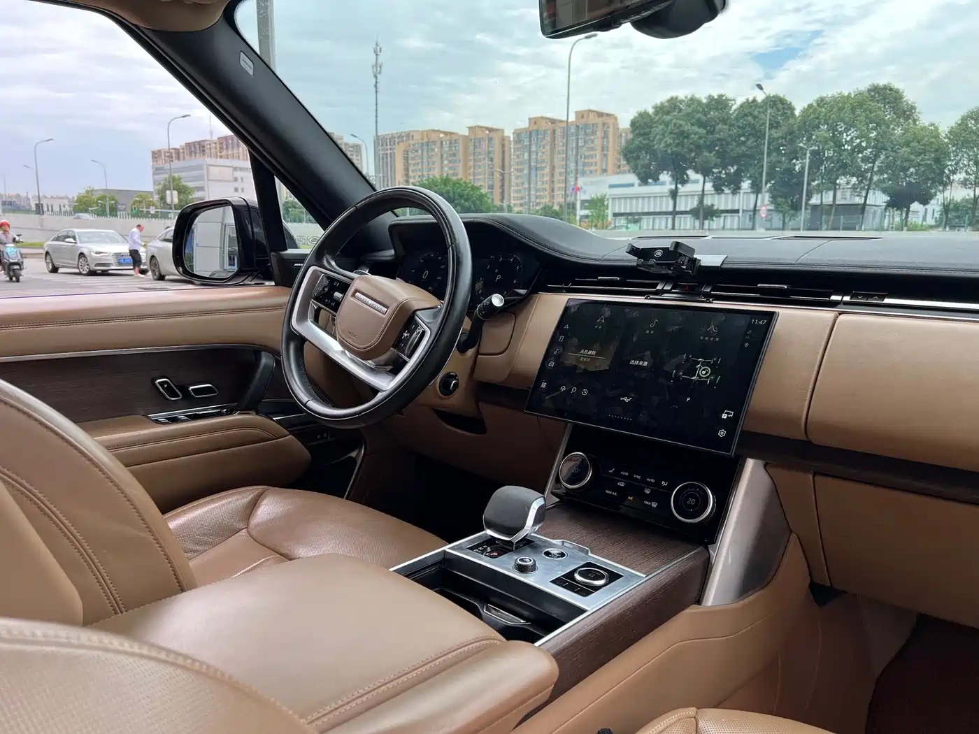 Land Rover Range Rover 2023 3.0 L6 400PS Golden Age 7-Seater Long Wheelbase фото 5