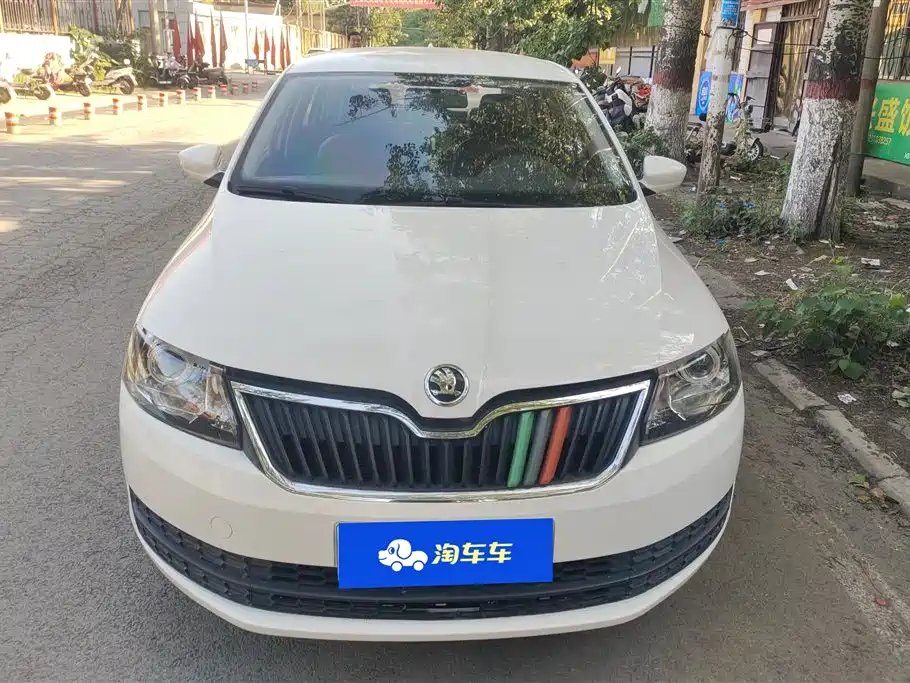 Škoda Skoda Rapid Spaceback 2016 Facelift 1.6L Manual Forward Edition фото 2