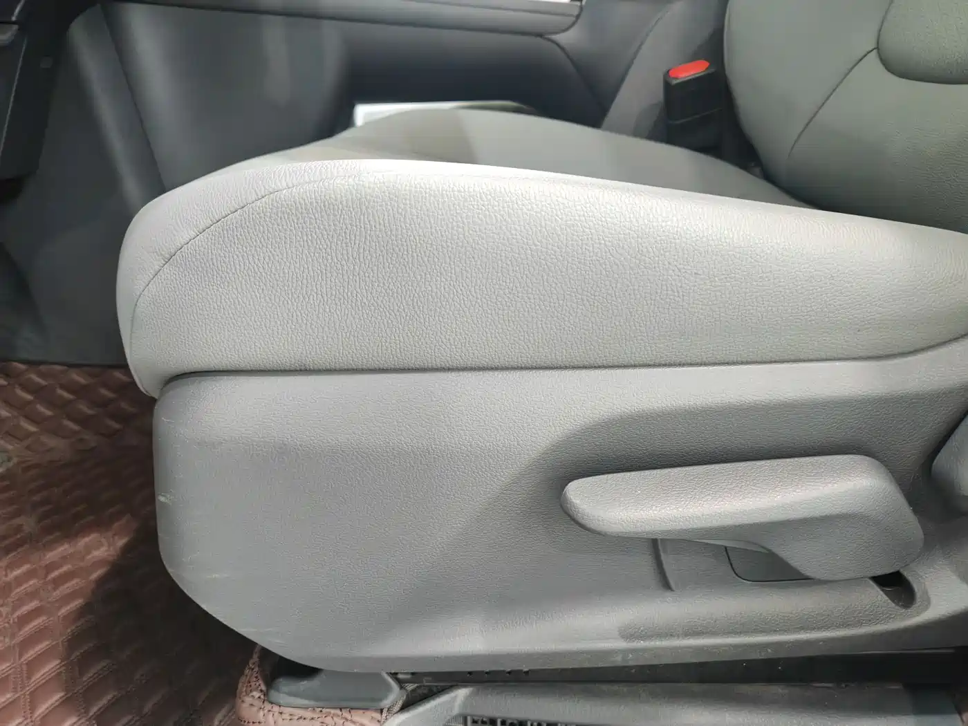 Toyota Granvia 2023 2.5L Hybrid Comfort Edition фото 15