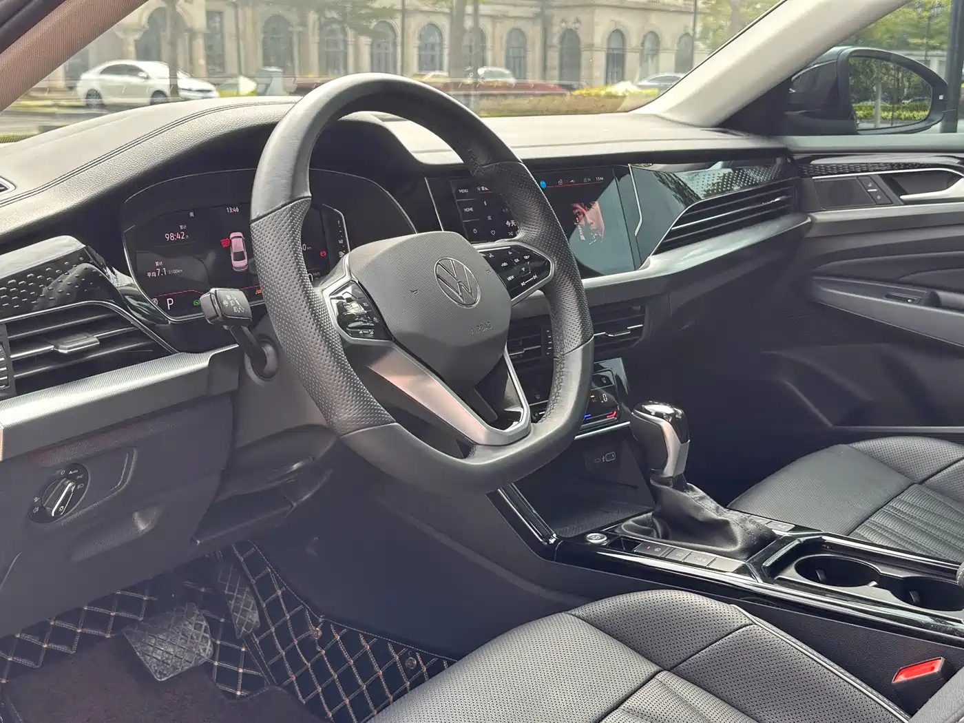 Volkswagen Passat 2023 330TSI Premium Edition фото 17