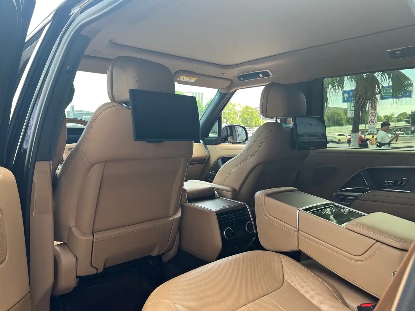 Land Rover Range Rover 2025 3.0 L6 400PS Genesis Extended Wheelbase фото 9