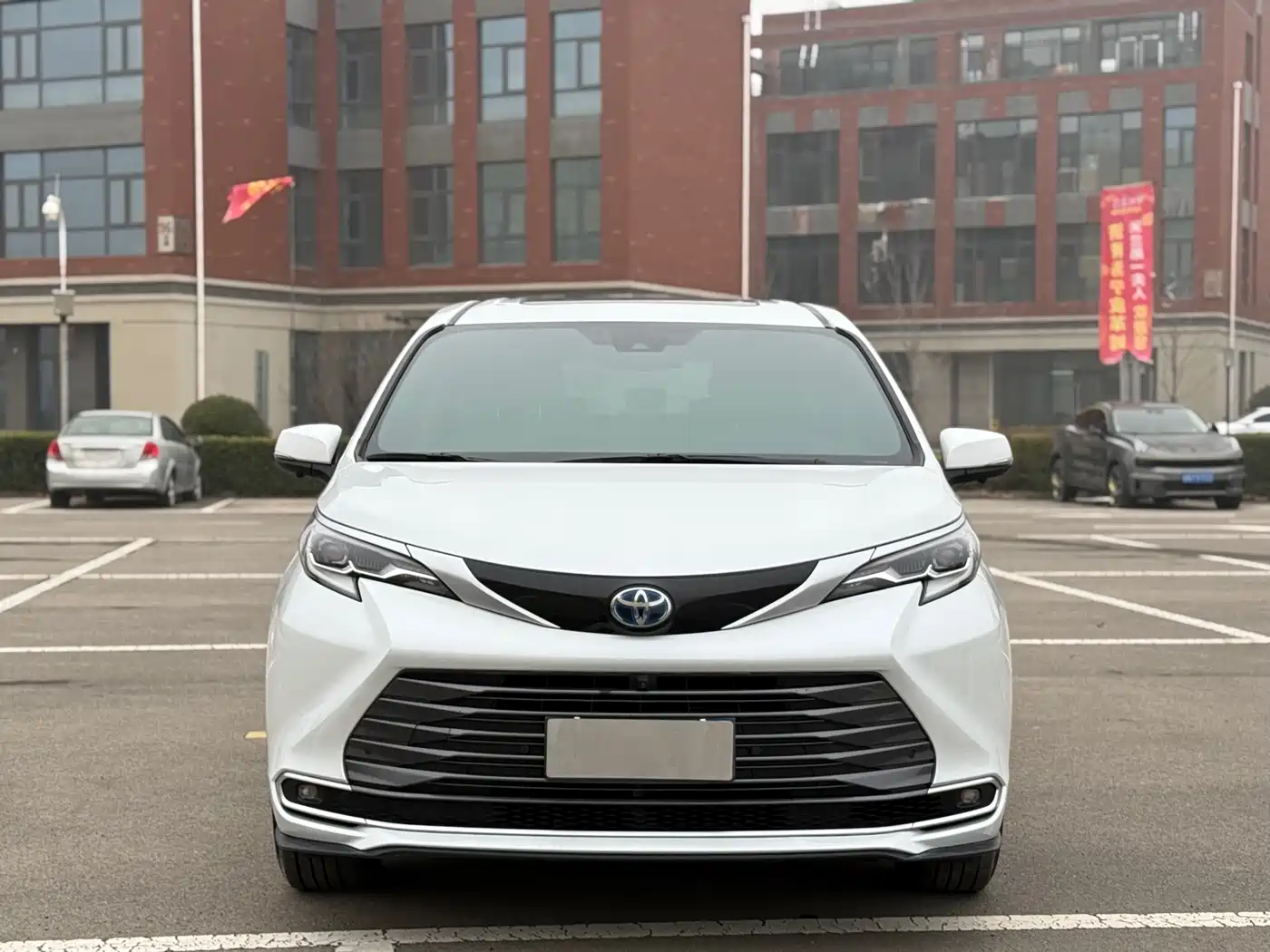 Toyota Sienna 2021 2.5L Hybrid Luxury Edition фото 2