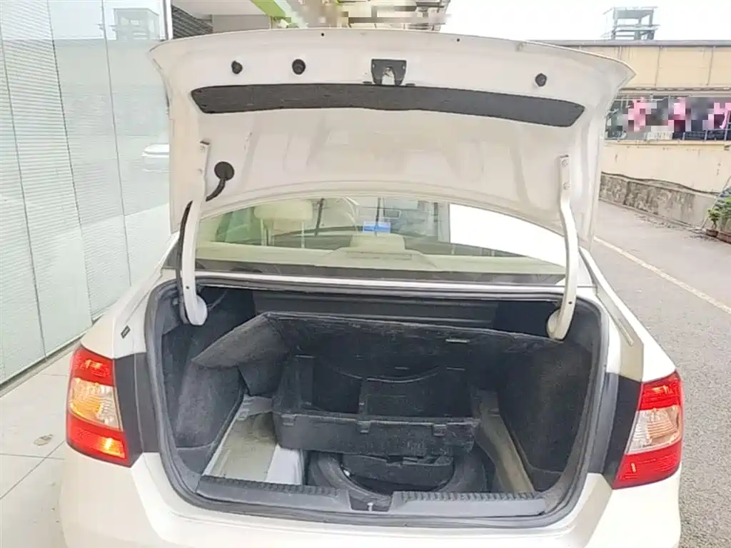 Škoda Rapid 2015 1.6L Manual Smart Selection фото 19