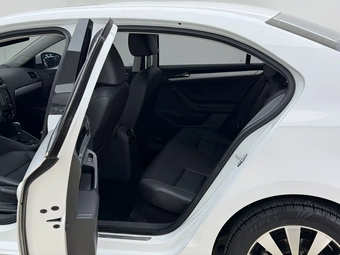 Volkswagen Sagitar 2018 1.6L Automatic Comfort фото 7