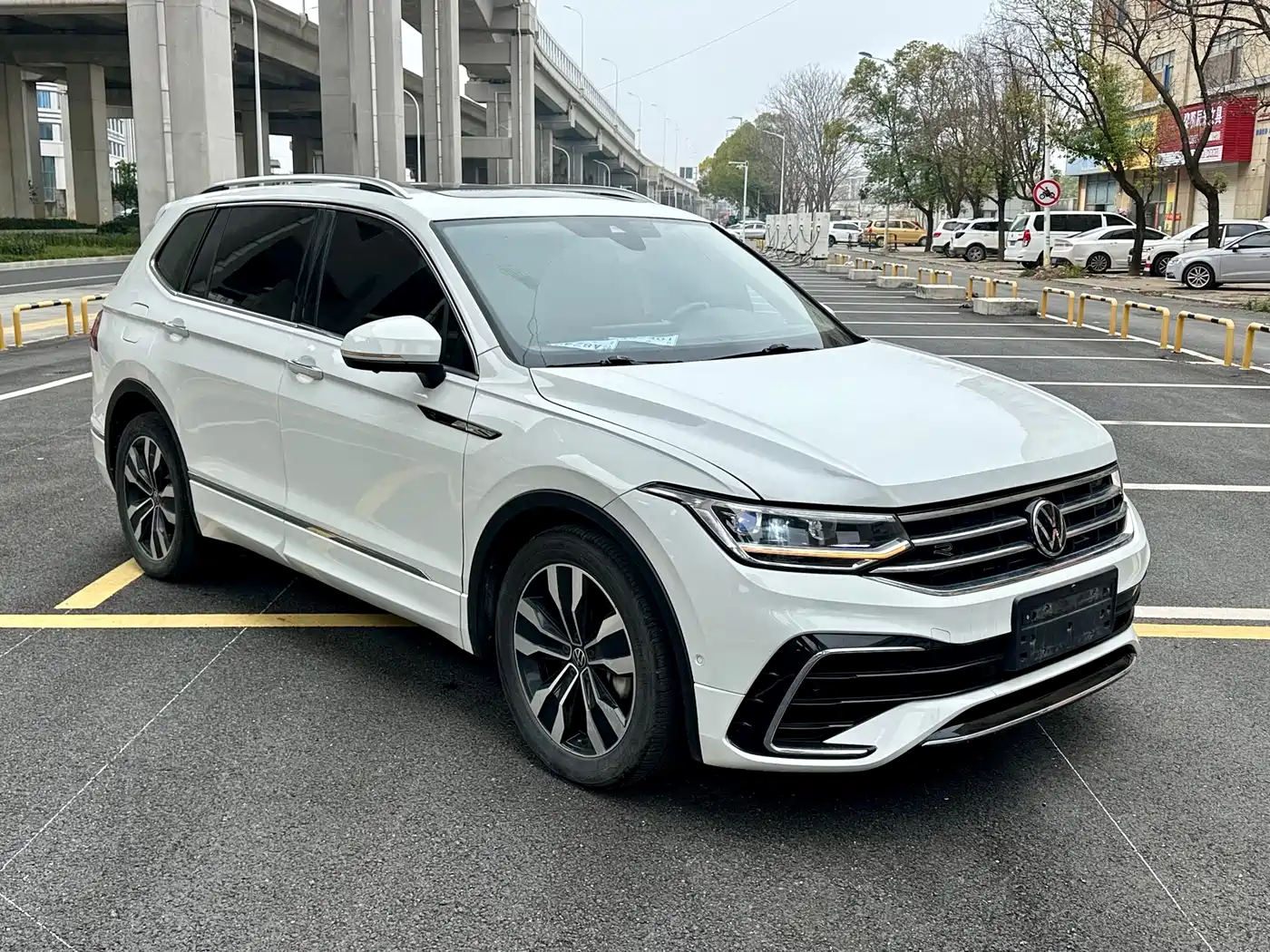 Volkswagen Tiguan L 2023 330TSI Auto 2WD R-Line Premium Edition фото 3