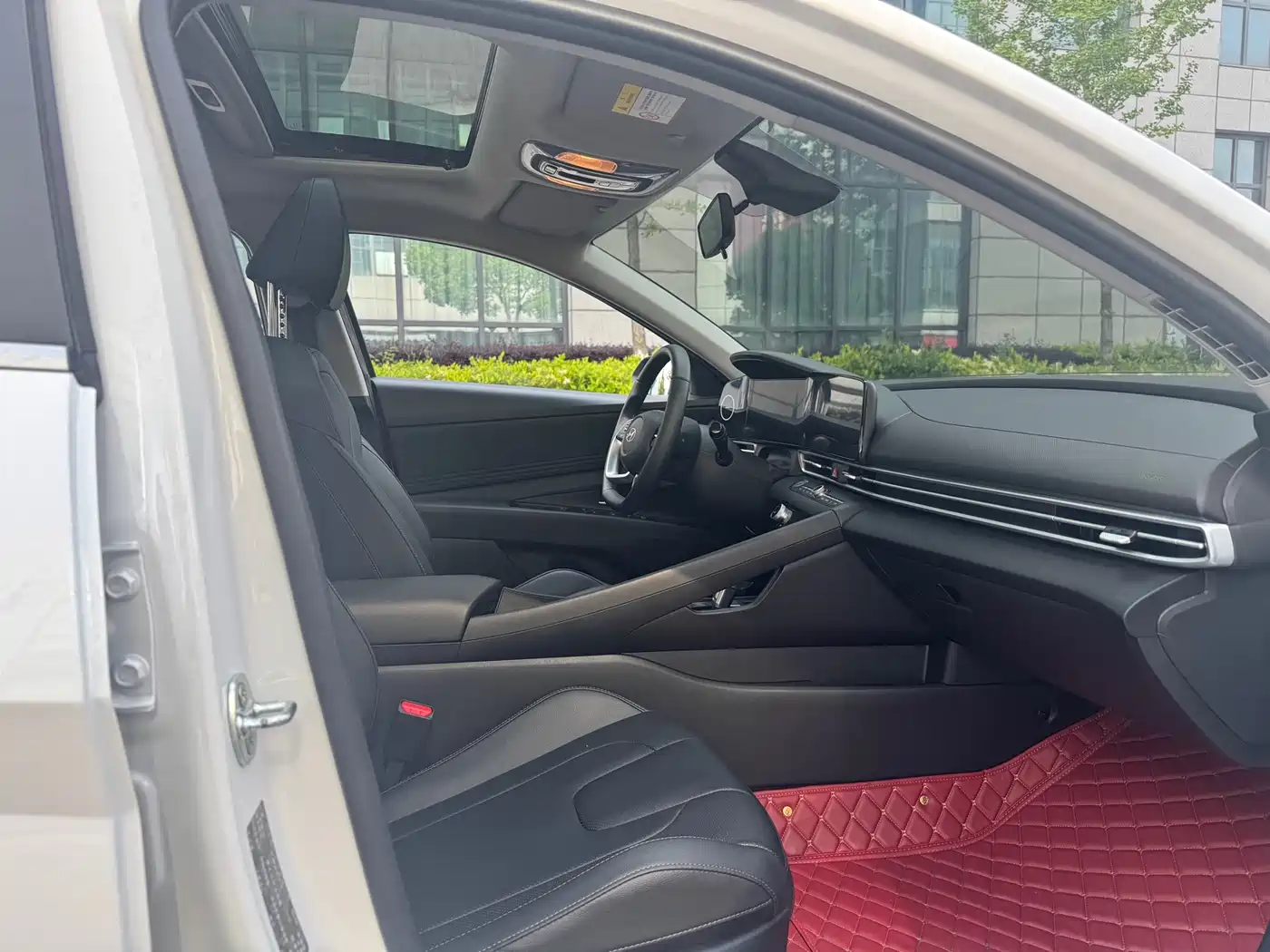 Hyundai Elantra 2023 Model 1.5L CVT LUX Premium Edition фото 8