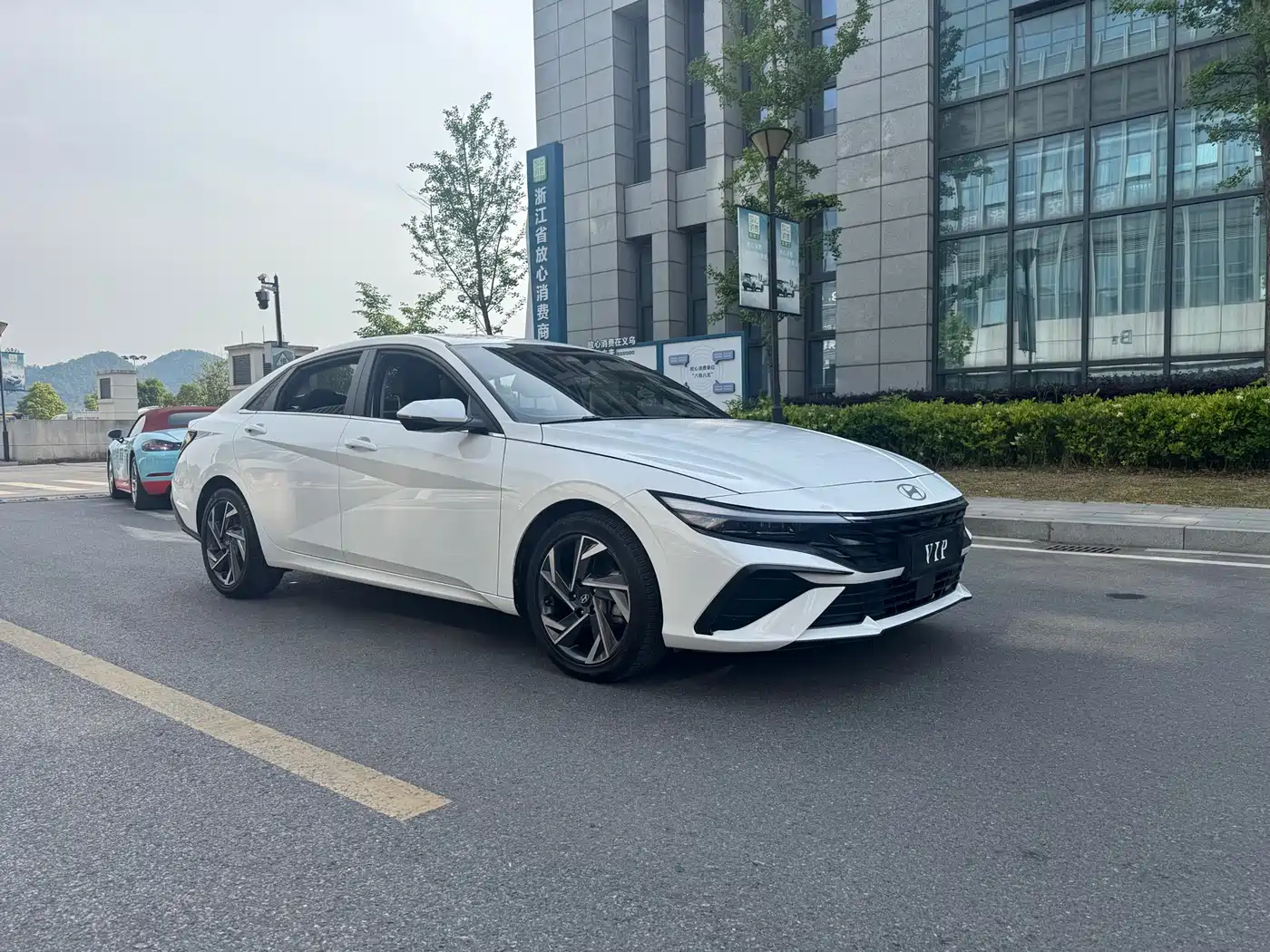Hyundai Elantra 2023 Model 1.5L CVT LUX Premium Edition фото 4