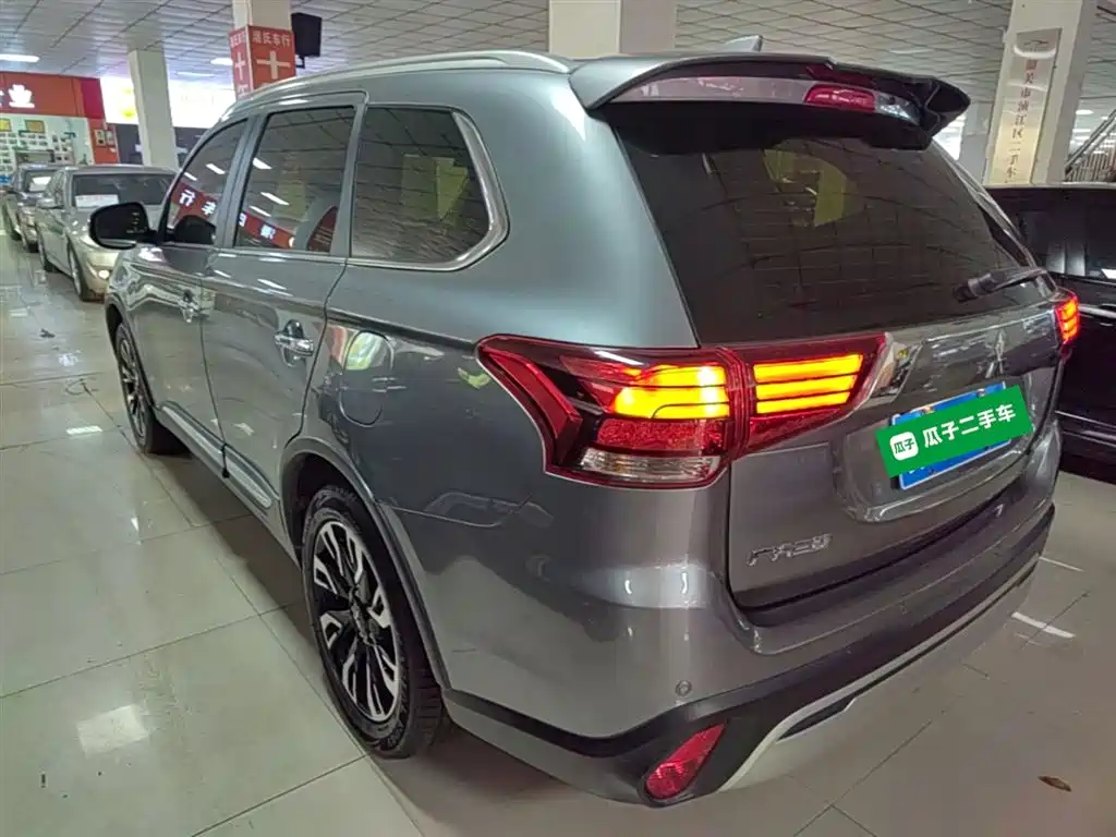 MITSUBISHI OUTLANDER