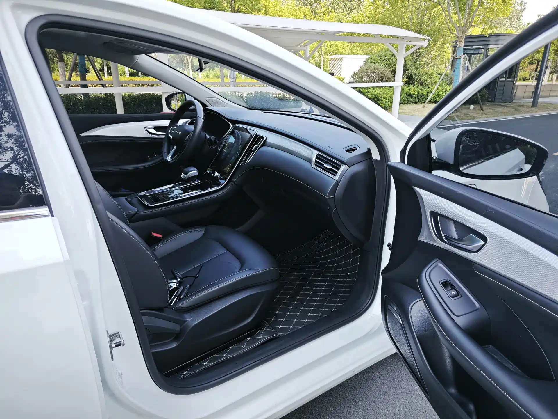 Фото 18 - Roewe i6 MAX EV