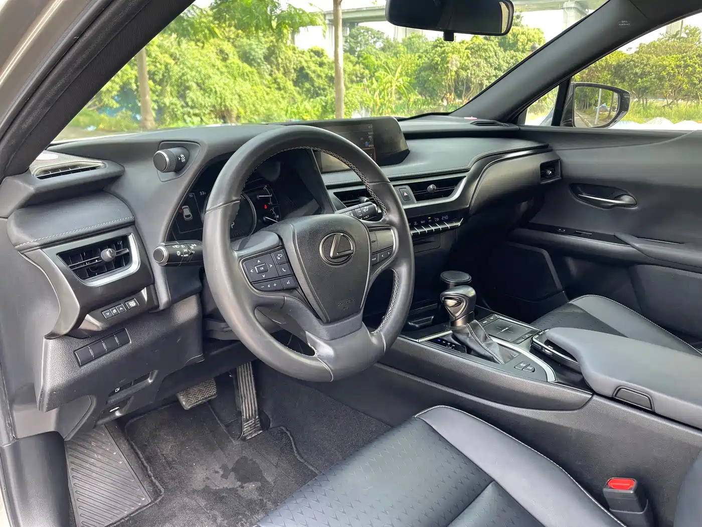 Фото 18 - Lexus UX