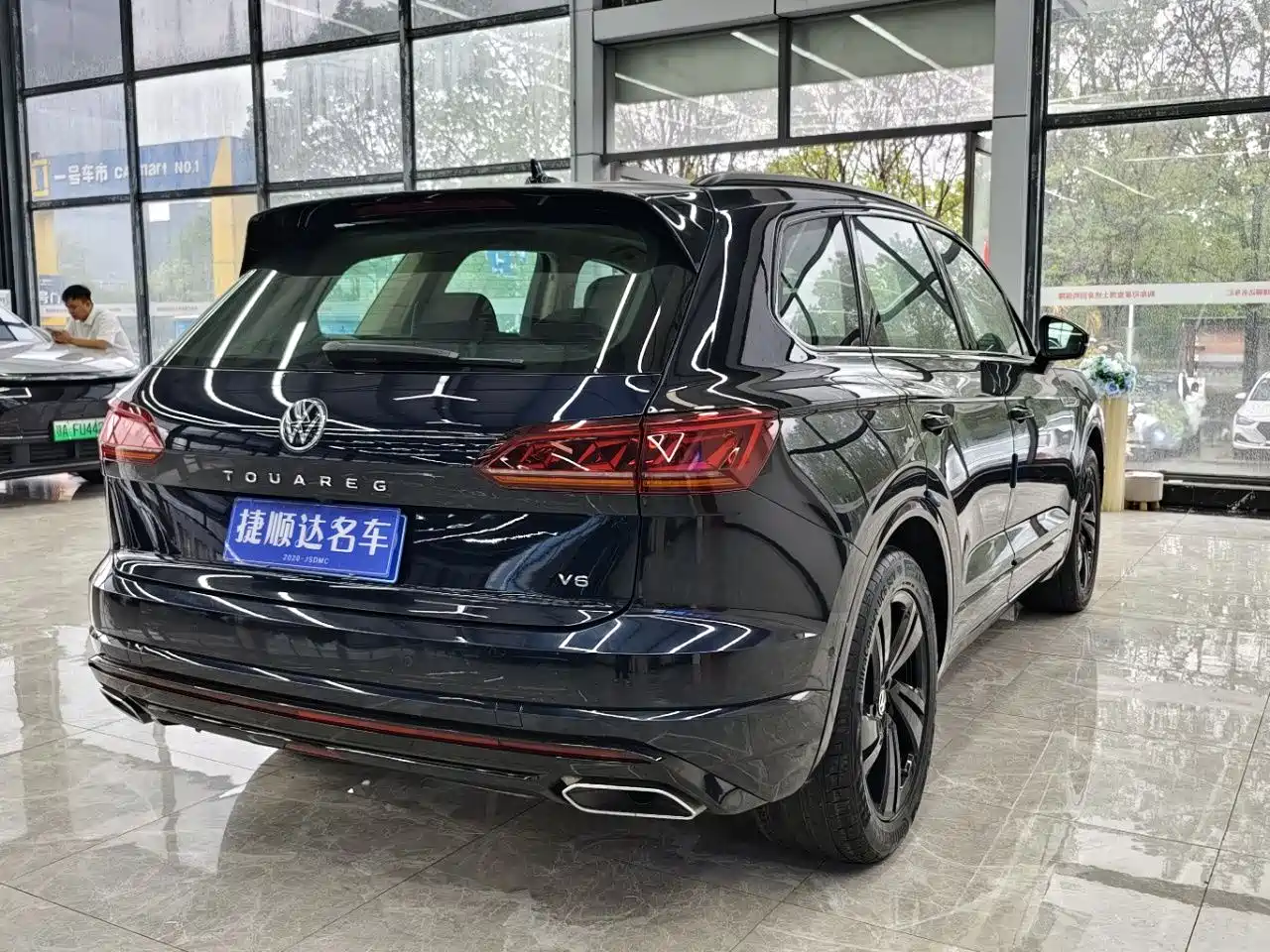 Volkswagen Touareg 2021 3.0TSI Sharp Edition with Gloss Black Sports Package фото 5