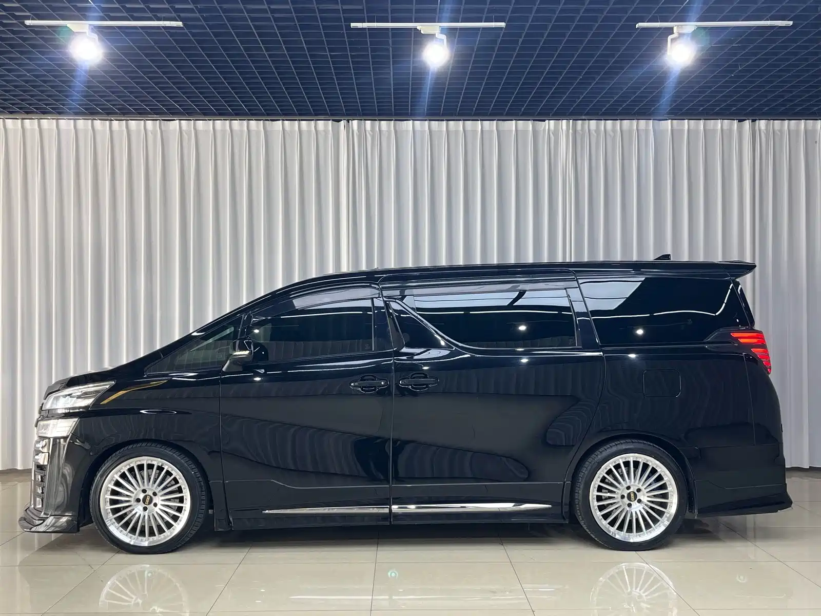 Фото 4 - Toyota Vellfire