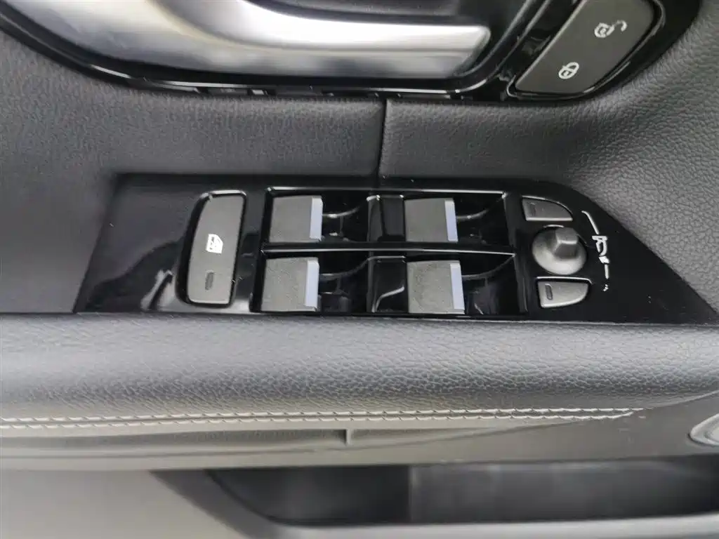 Land Rover Range Rover Evoque 2018 240PS SE DYNAMIC Smart Edition фото 9