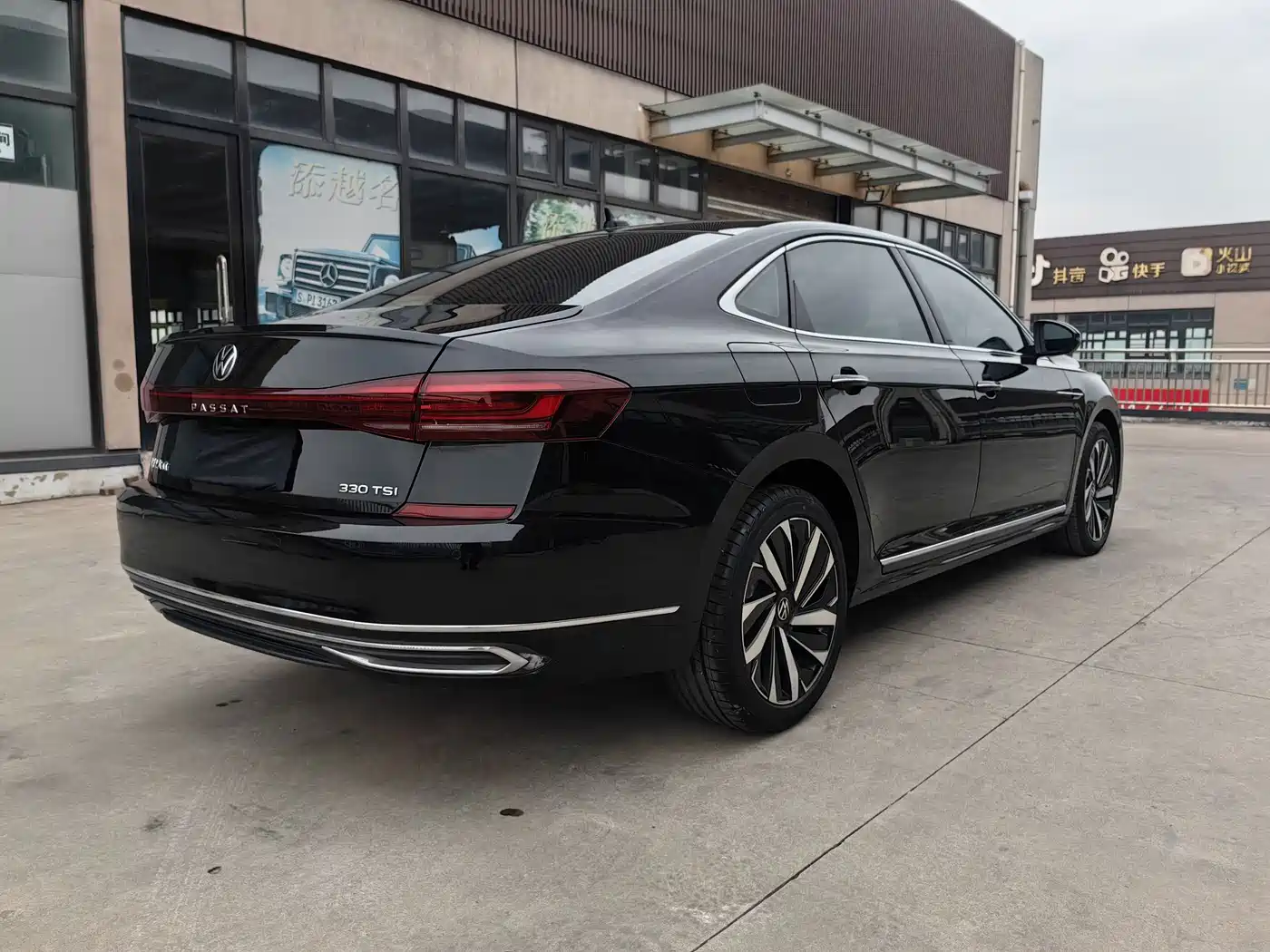 Volkswagen Passat 2022 330TSI Starlight Luxury Edition фото 9