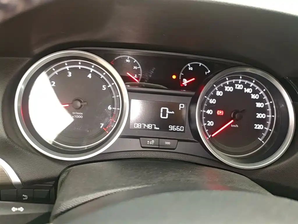 Peugeot 408 2016 1.6T Automatic Luxury Edition фото 12