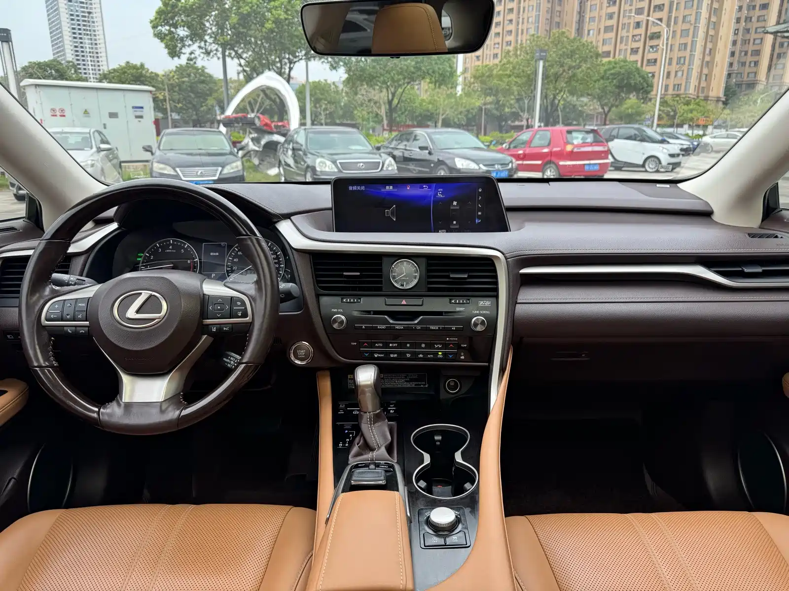 Фото 11 - Lexus RX