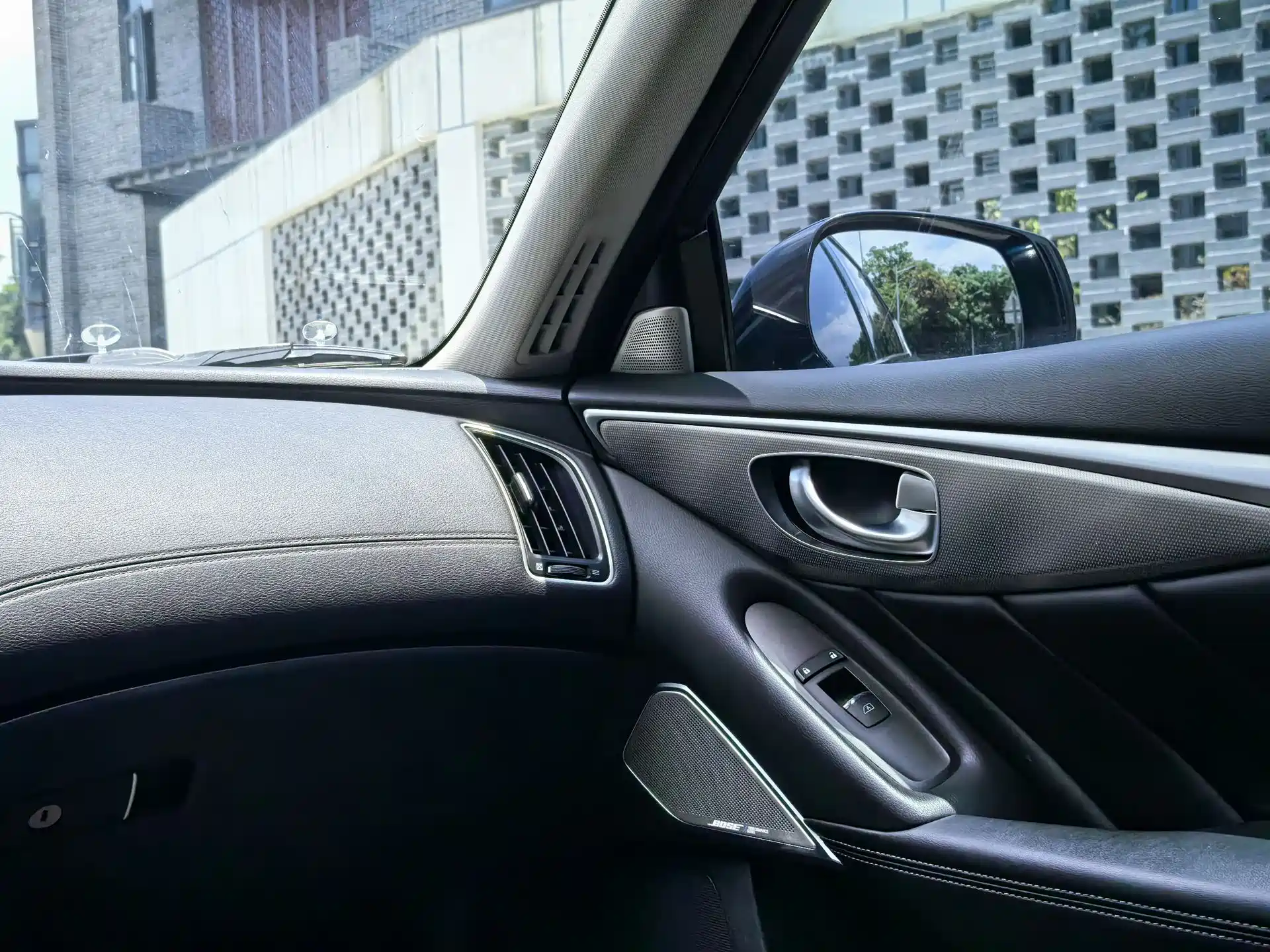 Фото 33 - Infiniti Q50L