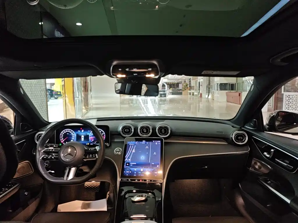 Photo 18 - Mercedes-Benz C-Class