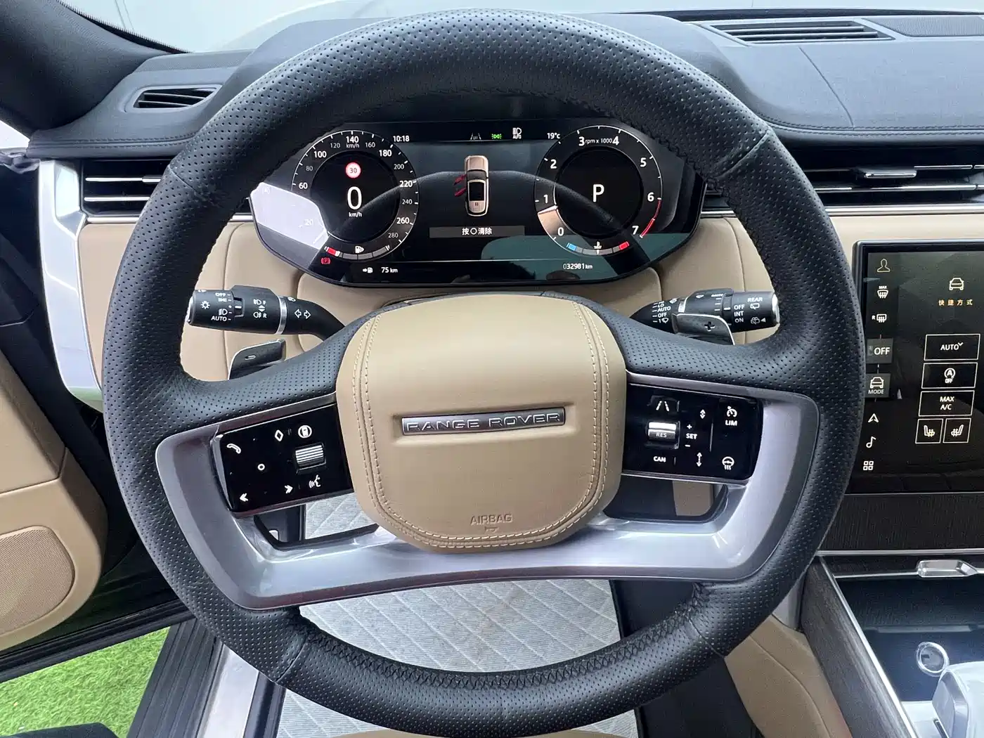 Land Rover Range Rover 2024 3.0 L6 360PS Golden Age Edition фото 15