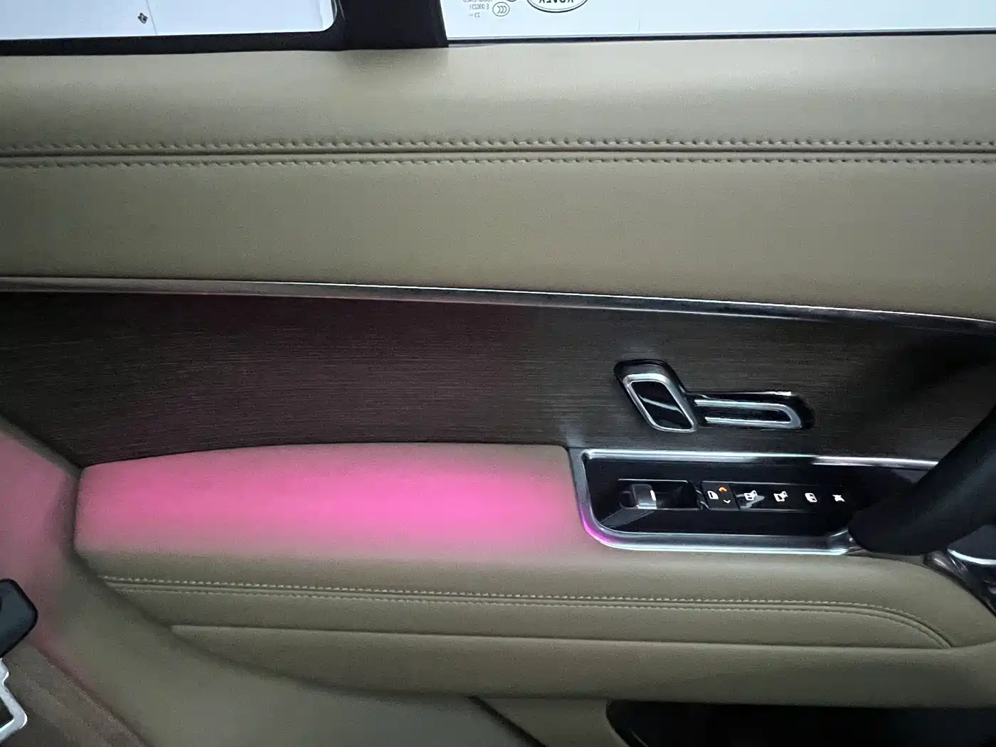 Land Rover Range Rover 2024 3.0 L6 360PS Golden Age Edition фото 12