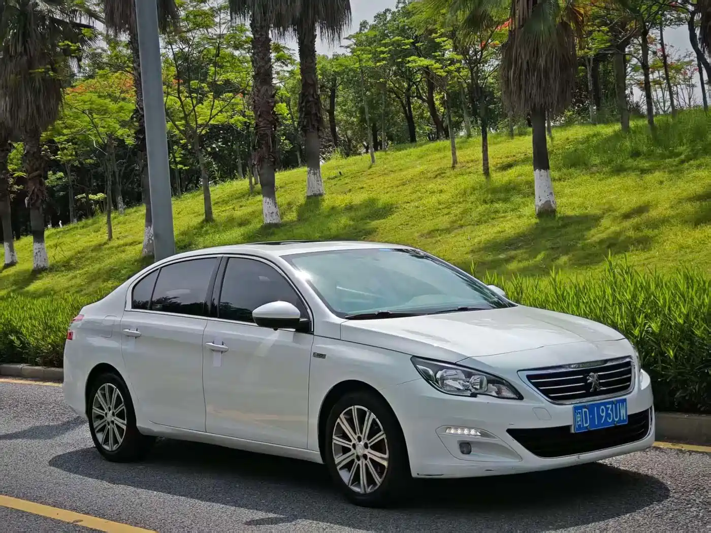 Peugeot 408 2015 Model 1.2T Automatic Luxury Edition фото 3