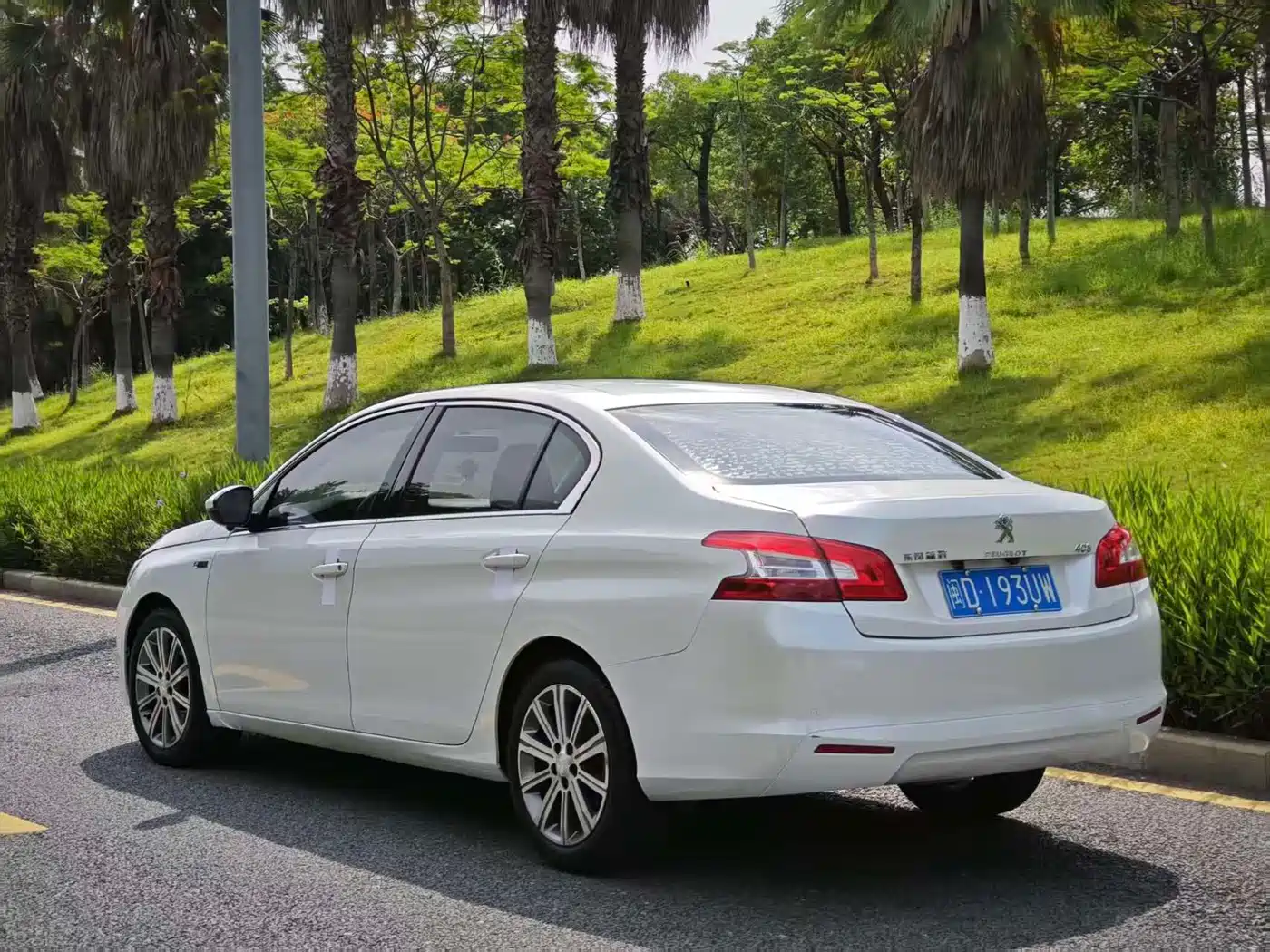 Peugeot 408 2015 Model 1.2T Automatic Luxury Edition фото 4