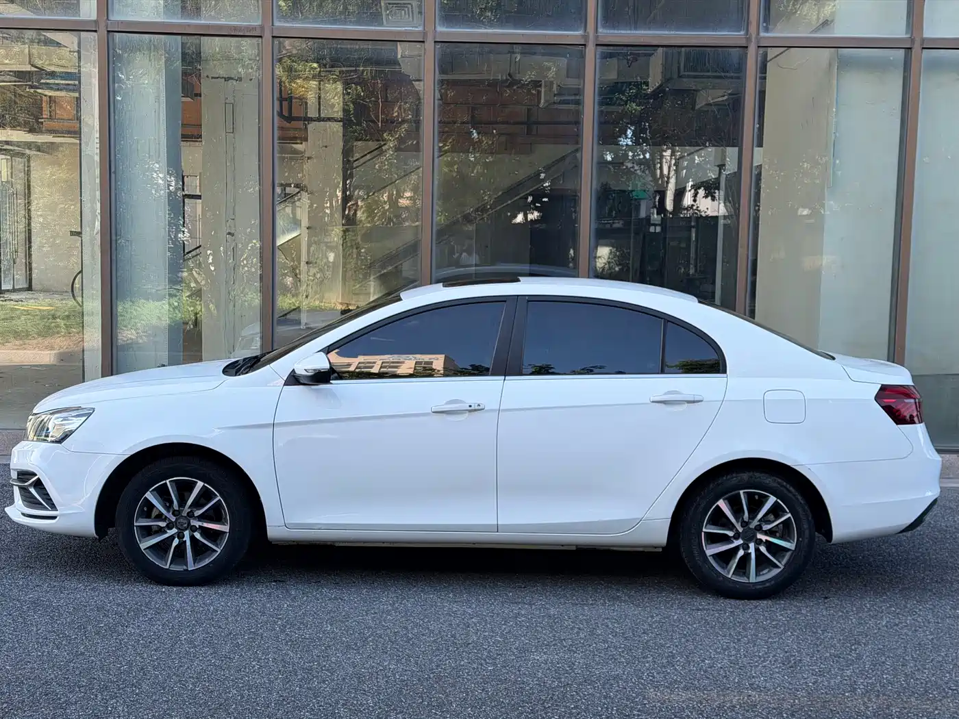 Photo 5 - Geely Emgrand
