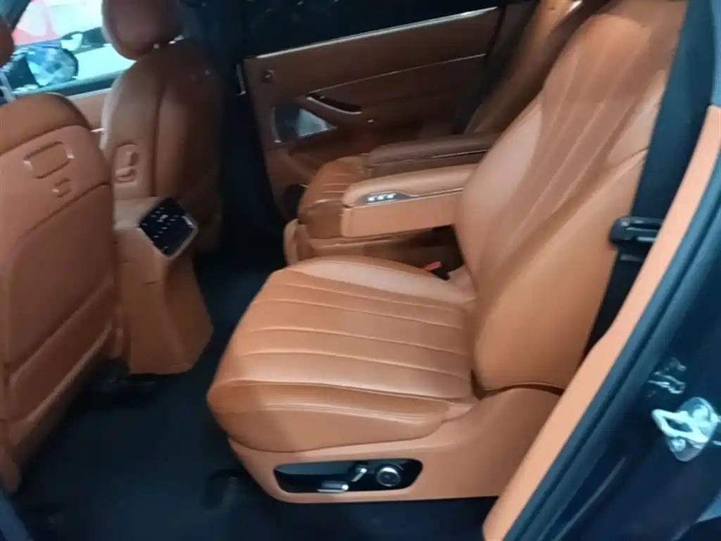 AITO Wenjie AITO M8 2025 Extended Range Ultra 53.4kWh 6-Seater фото 17