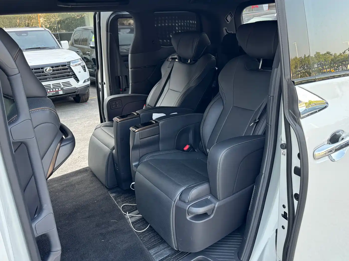Toyota Alphard 2025 Hybrid 2.5L Prestige Gold Edition фото 8