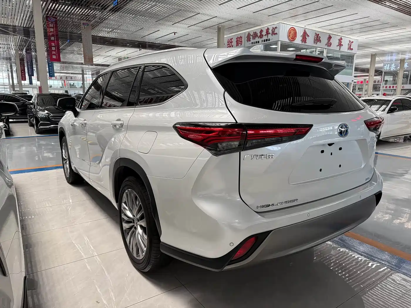 Toyota Highlander 2024 2.5L Smart Hybrid 4WD Premium 7-seater фото 9