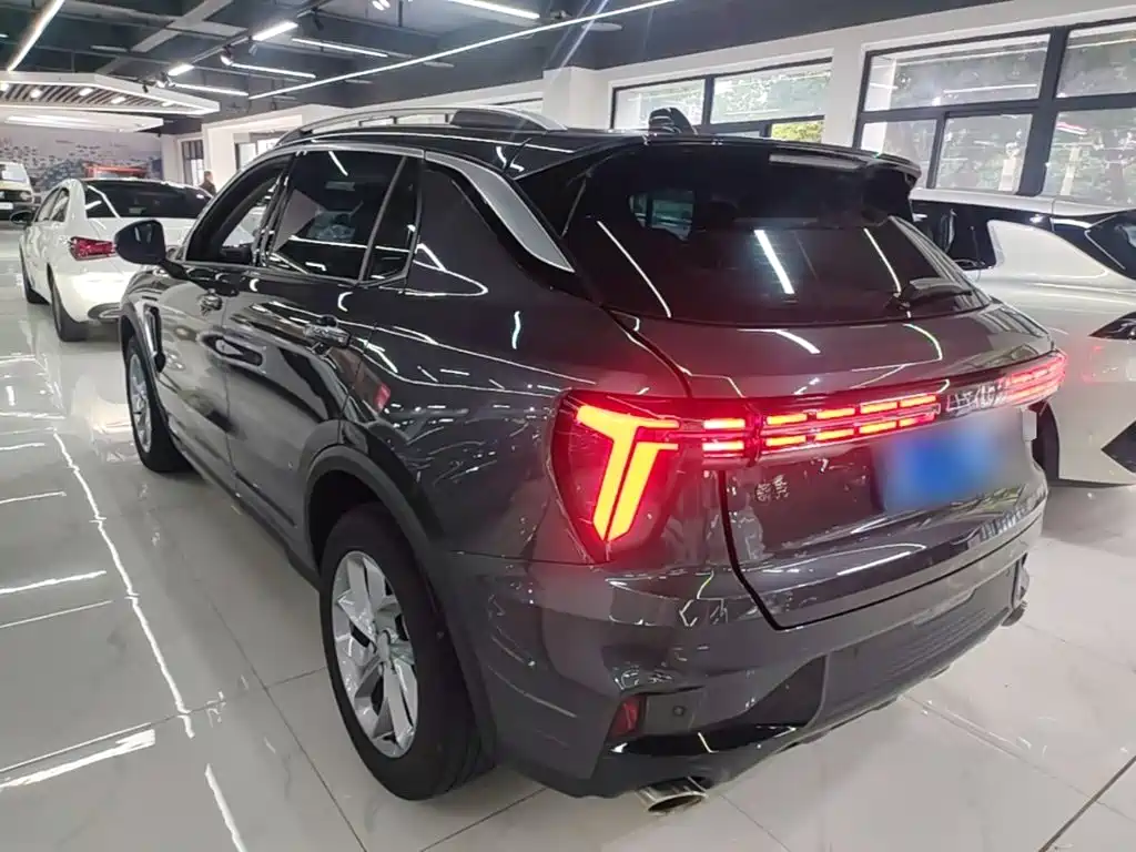 Photo 5 - Lynk & Co 01