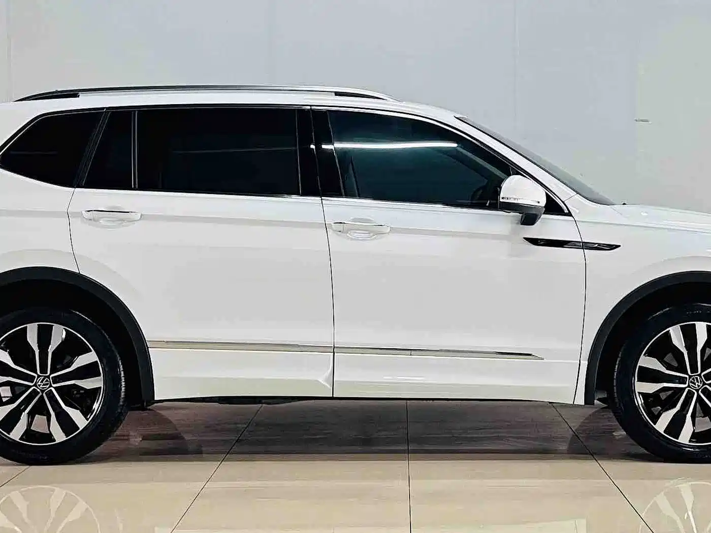 Volkswagen Tiguan L 2024 330TSI Automatic 2WD R-Line Premium Enjoyment Edition фото 4
