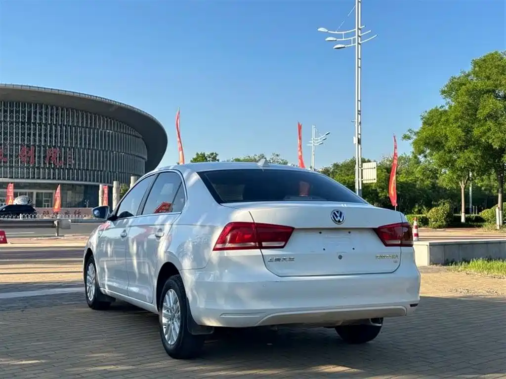 Volkswagen Santana 2013 1.6L Manual Trend Edition фото 6