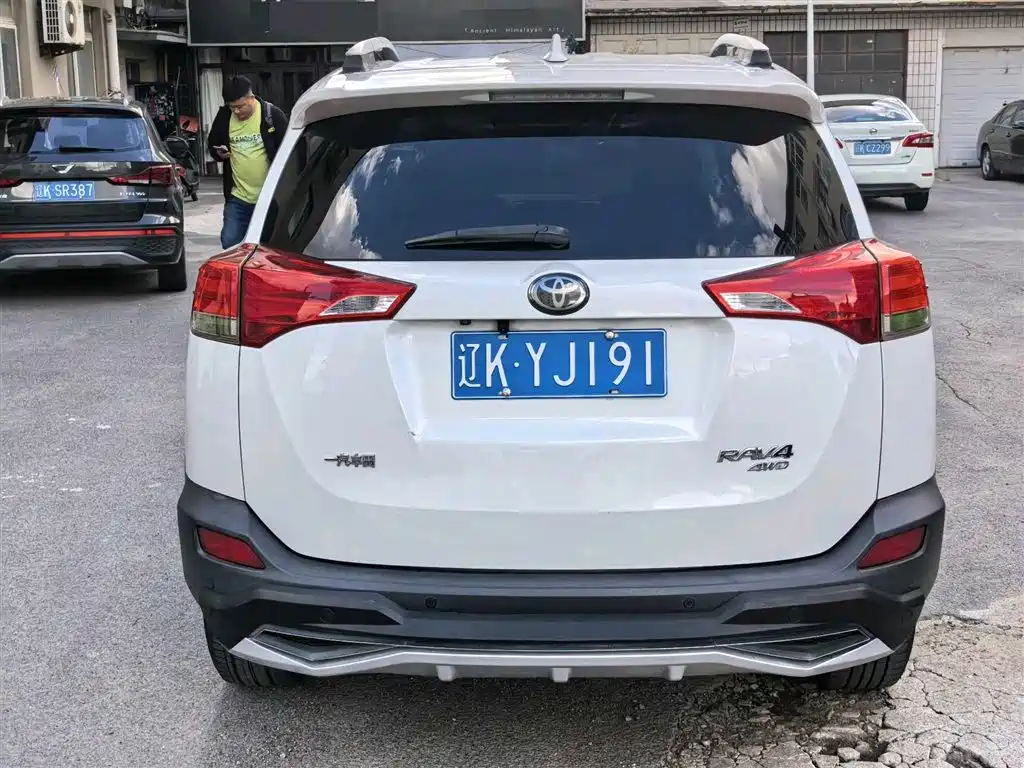 Toyota RAV4 Rongfang 2015 2.0L CVT 4WD Pioneer Edition фото 4
