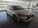 Photo 4 - Lexus CT