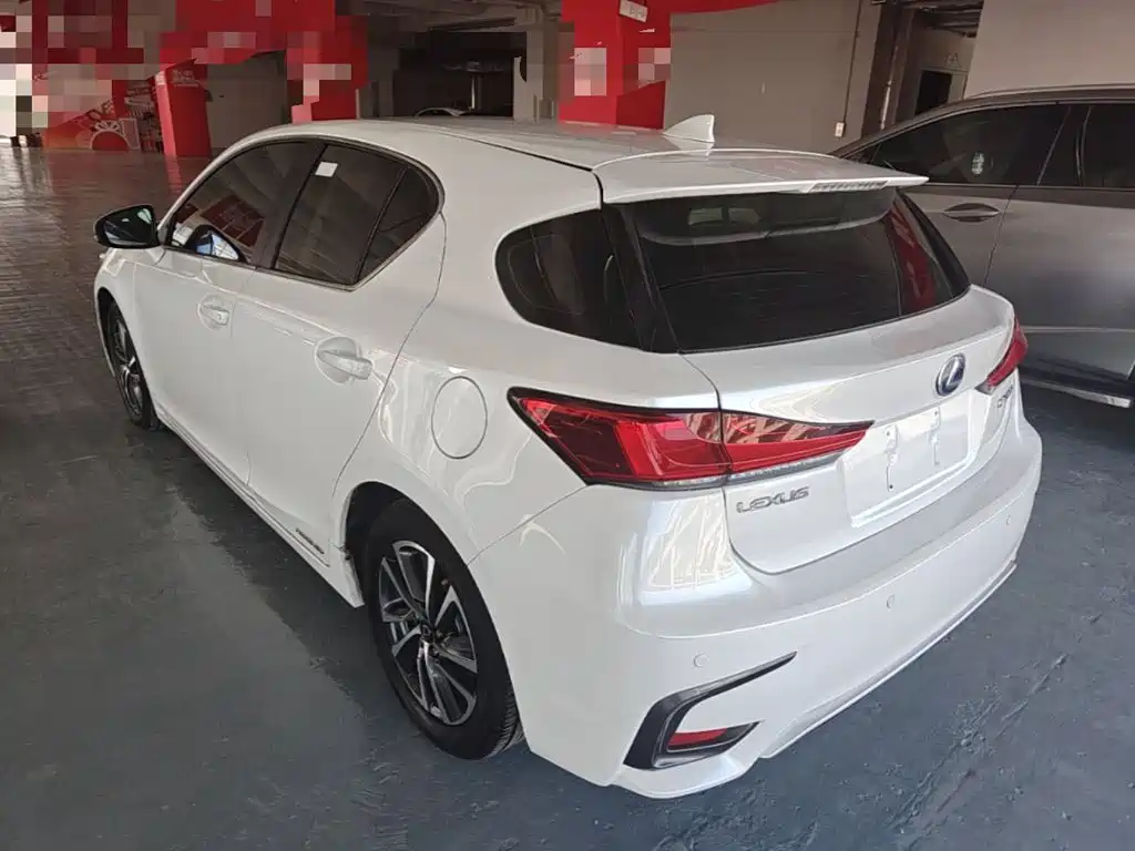Photo 5 - Lexus CT