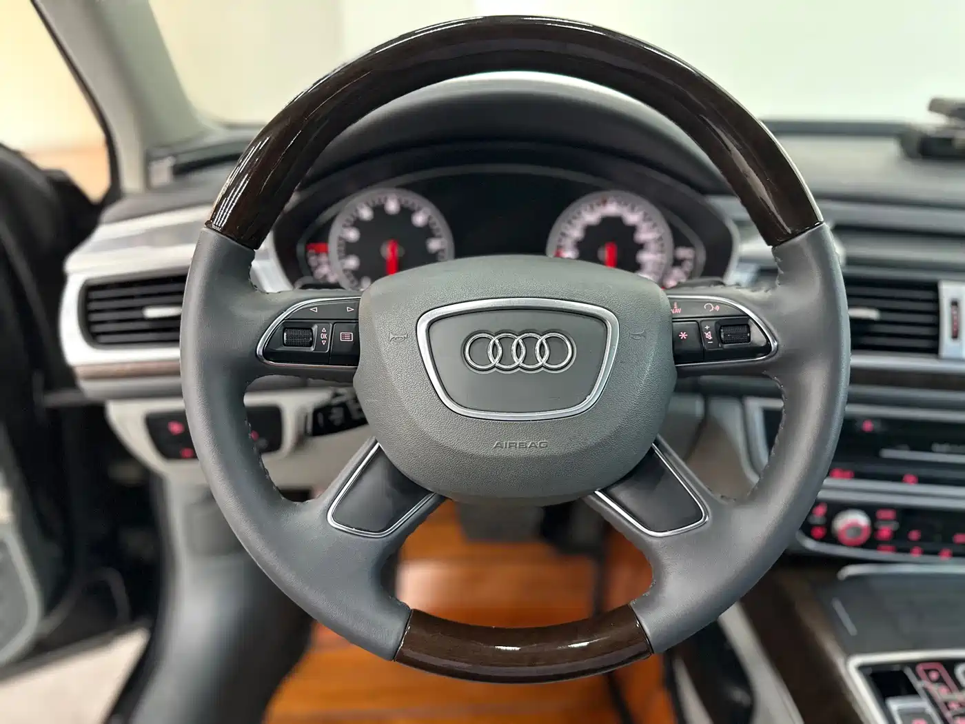 Фото 9 - Audi A6L