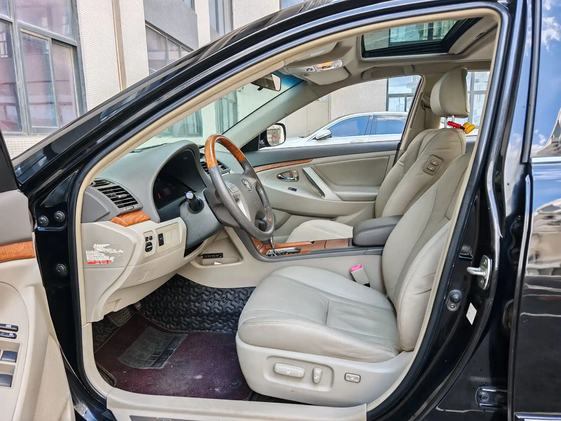 Фото 8 - Toyota Camry