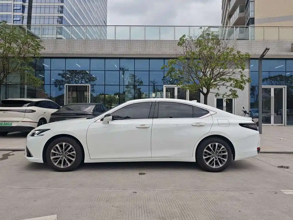 Lexus ES 2026 2025 200 Ultimate Edition