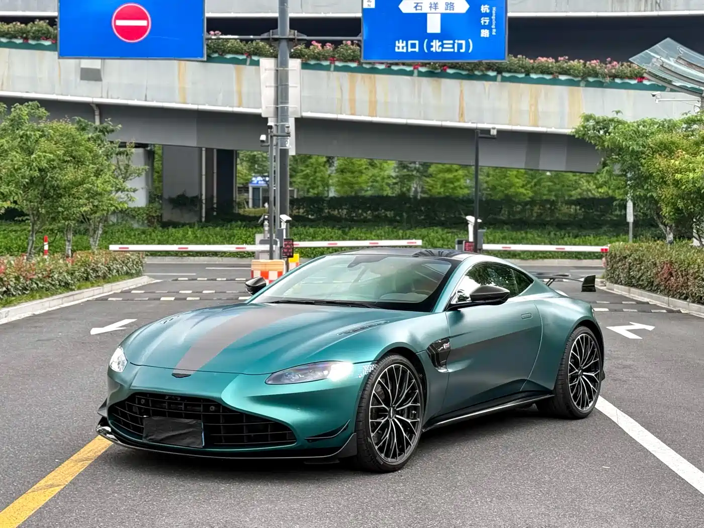 Aston Martin V8 Vantage 2022 4.0T V8 F1 Edition Coupe фото 3