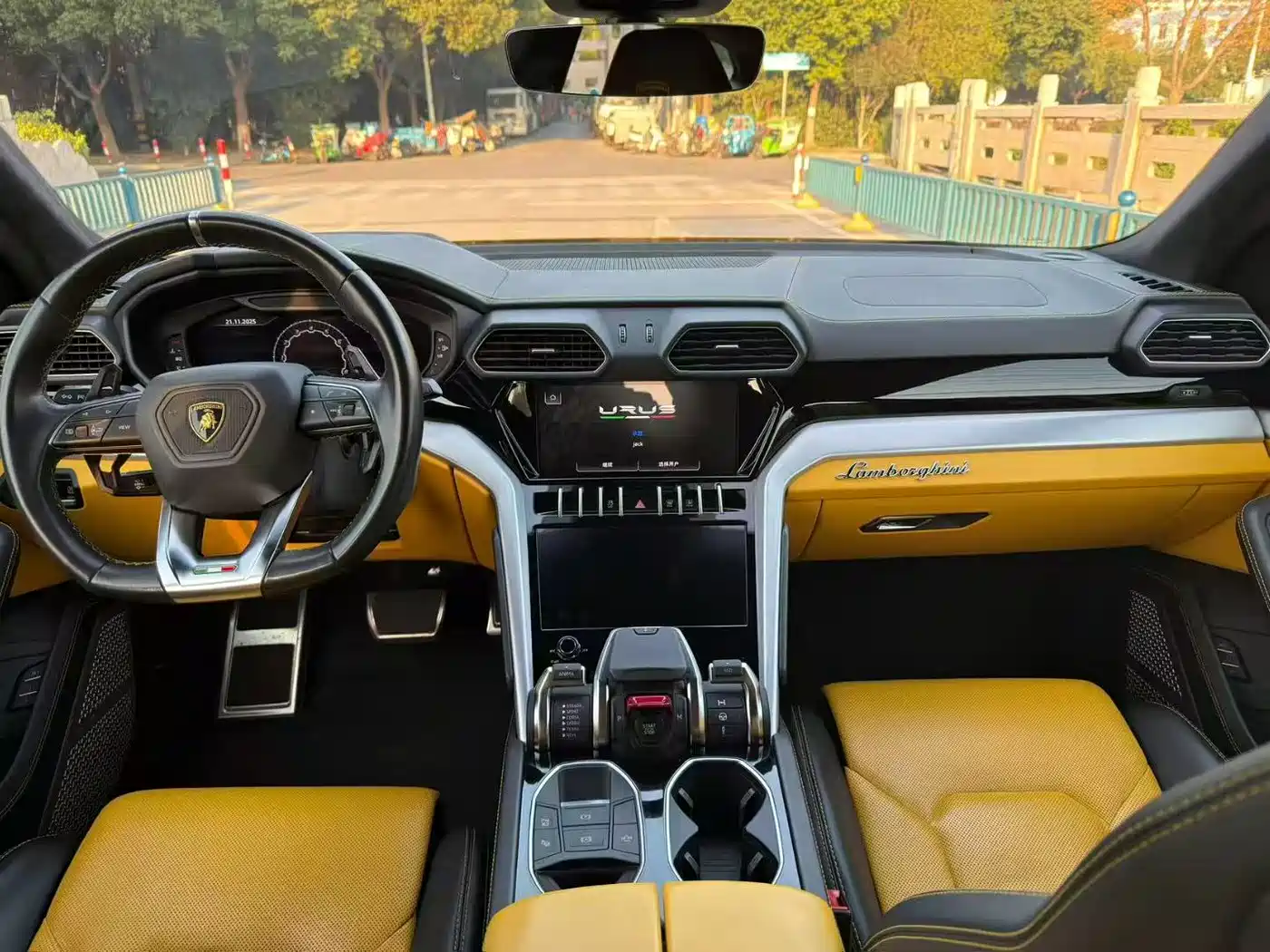 LAMBORGHINI URUS
