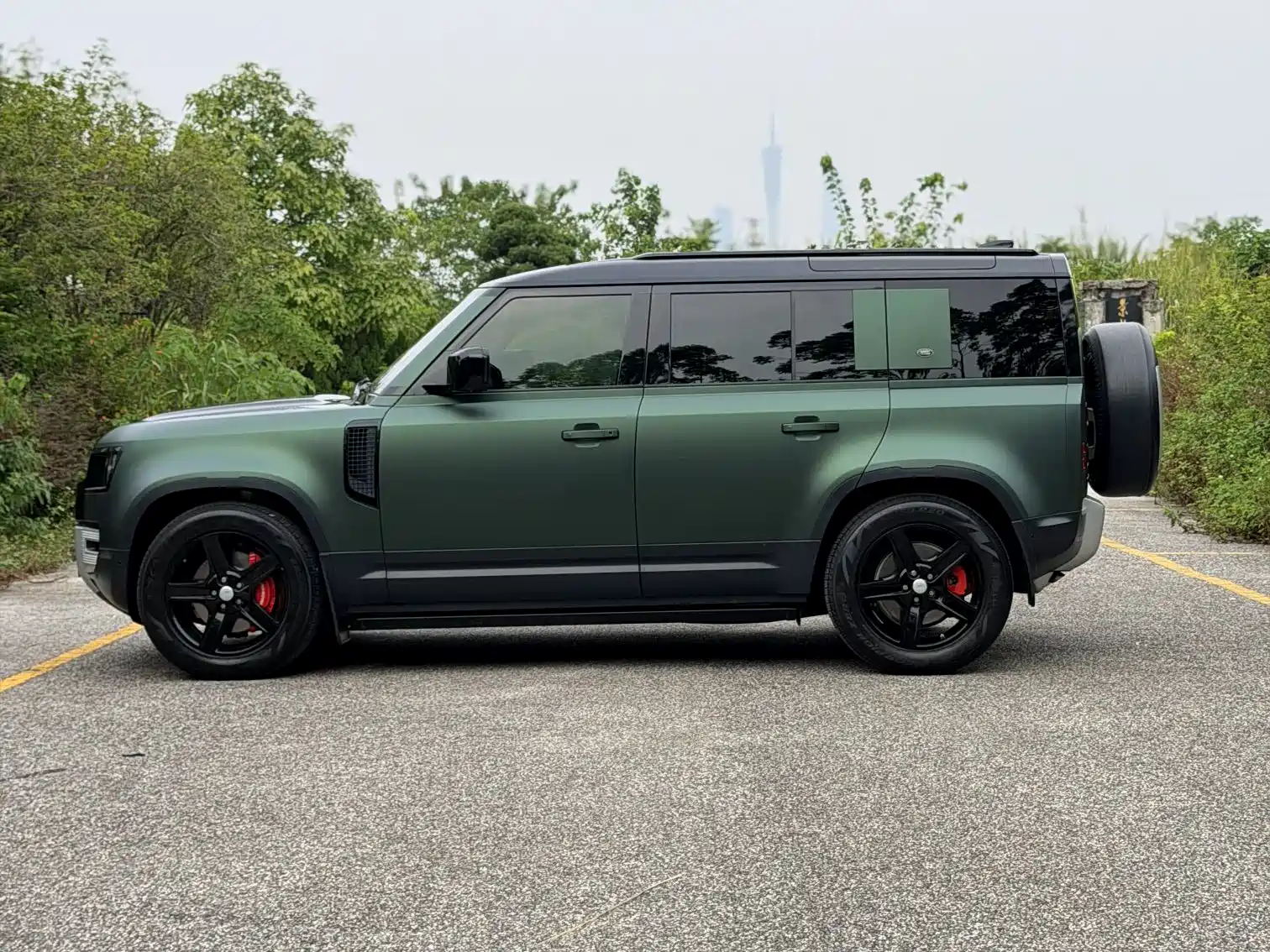 Photo 3 - Land Rover Defender