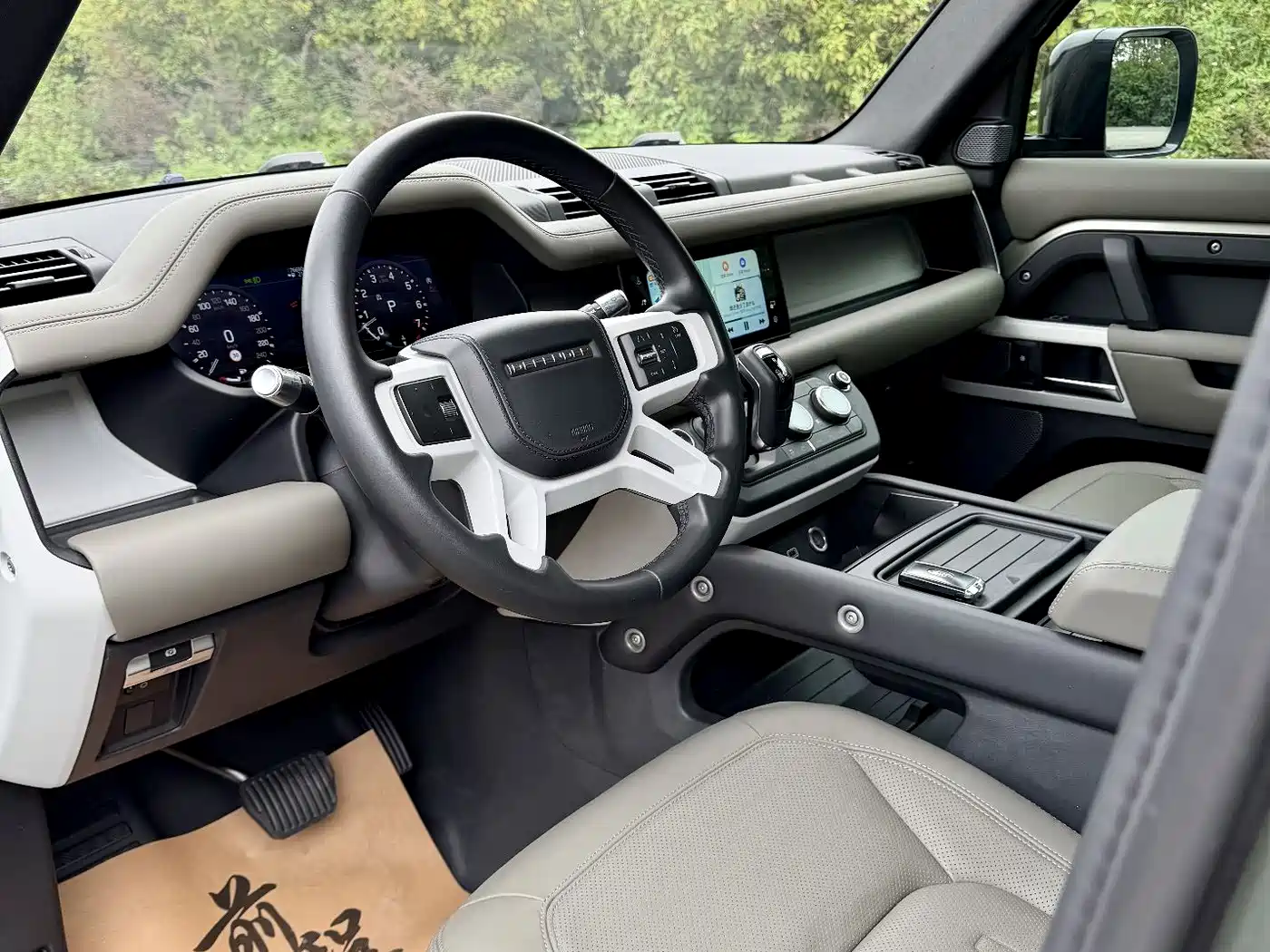 Land Rover Defender 2020 Model 110 P400 HSE фото 12
