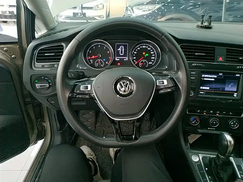Volkswagen Golf 2017 230TSI Auto Luxury Millionth Anniversary Edition фото 11