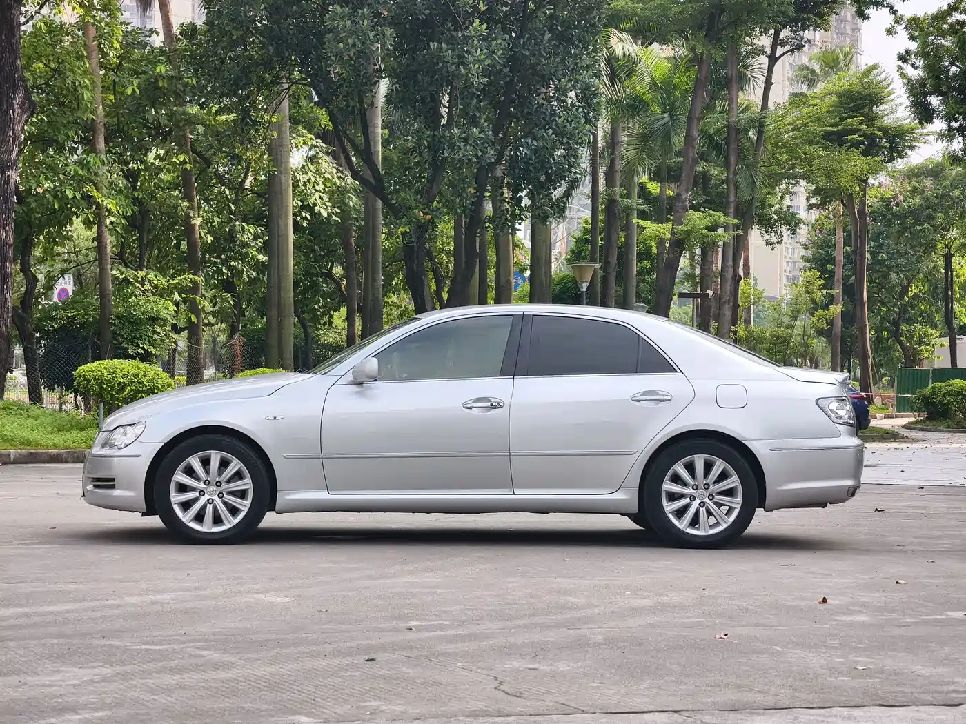 Фото 6 - Toyota Reiz