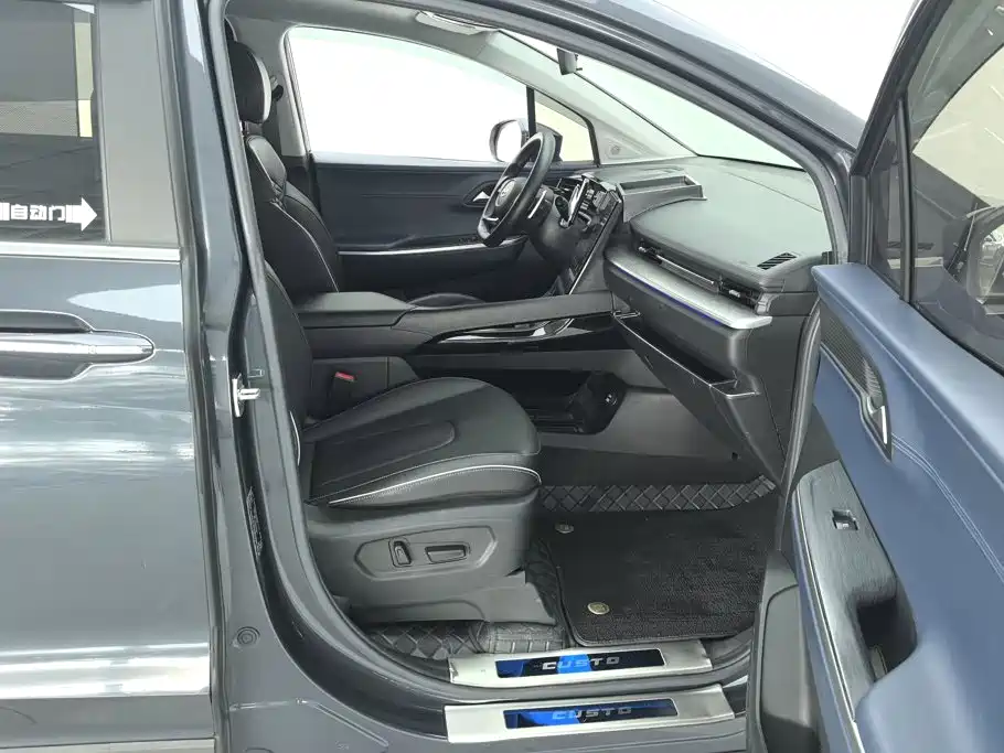 Photo 8 - Hyundai Custo