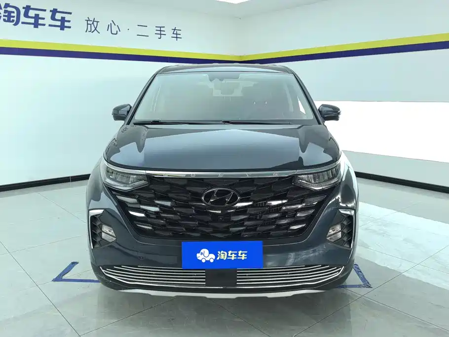 Photo 2 - Hyundai Custo