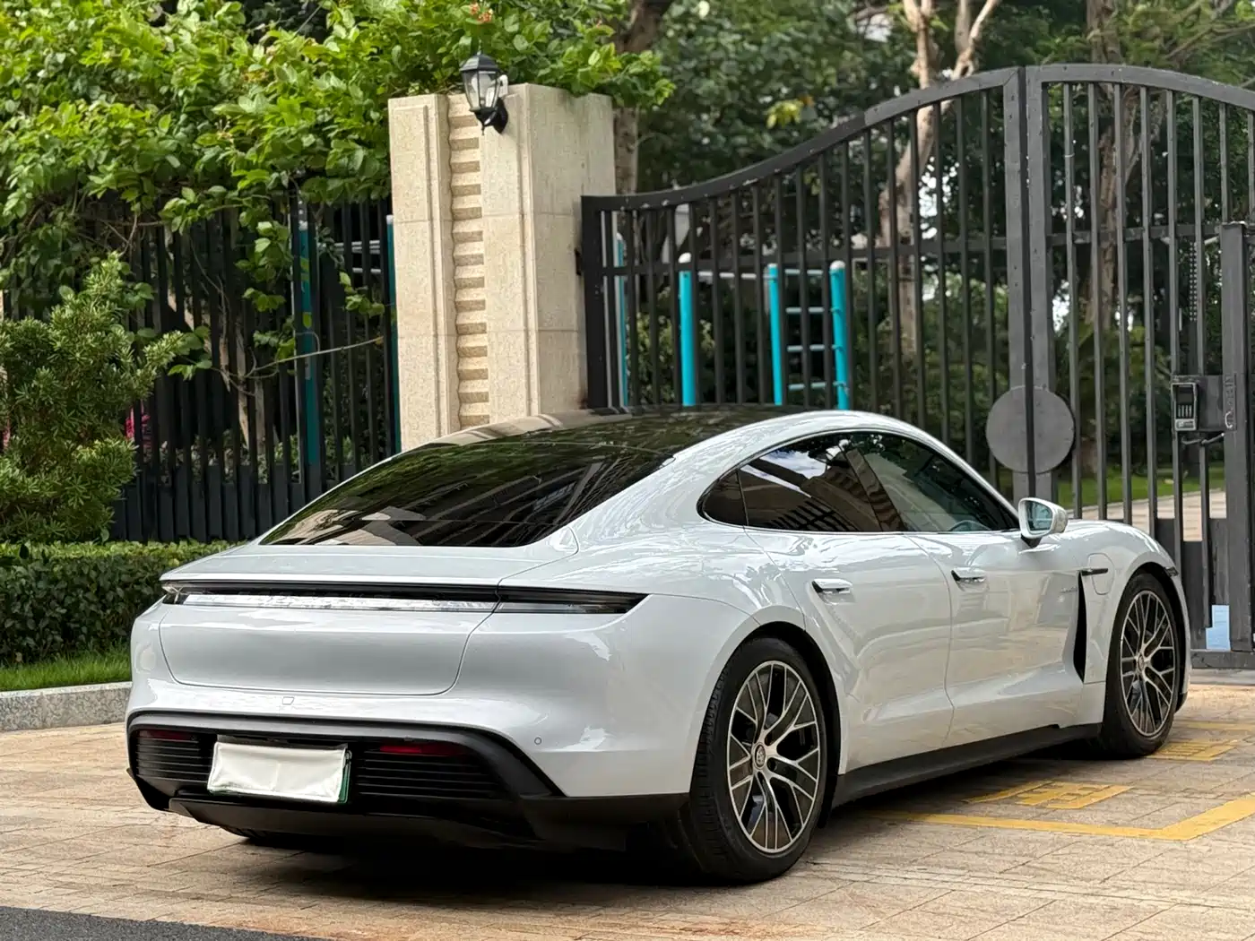 Porsche Taycan 2022 Facelift Taycan фото 6
