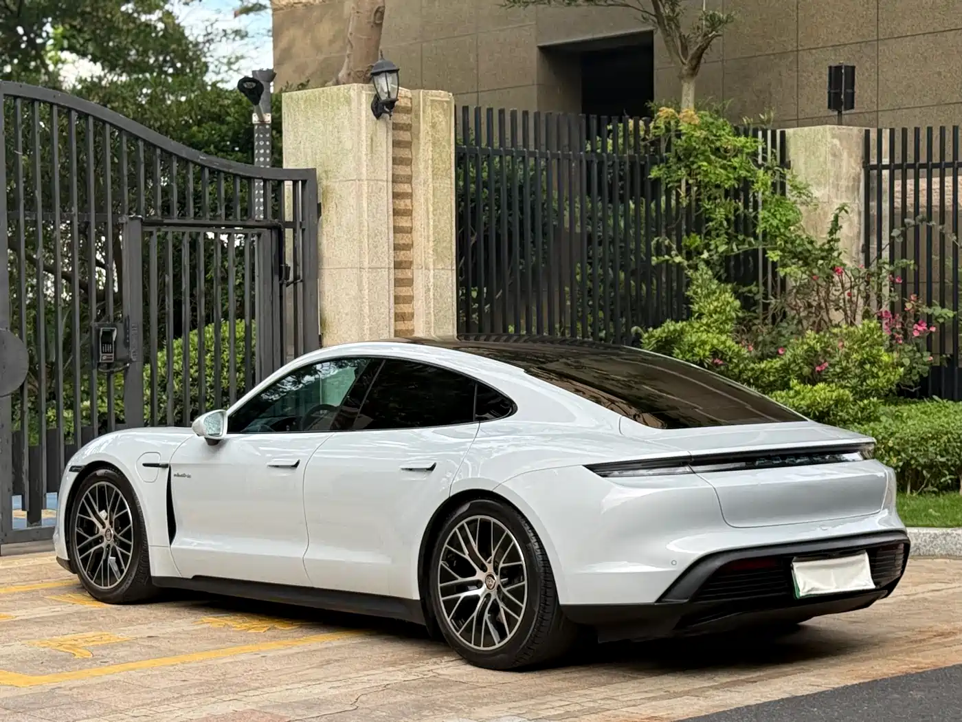 Porsche Taycan 2022 Facelift Taycan фото 5